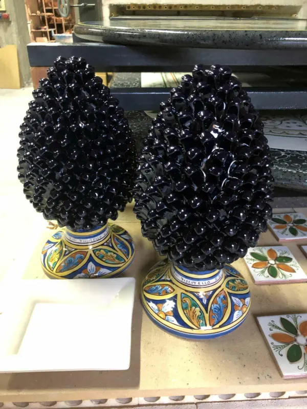 Pigna Blu con Base Decorata