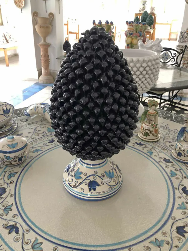 Pigna Blu con Base Decorata