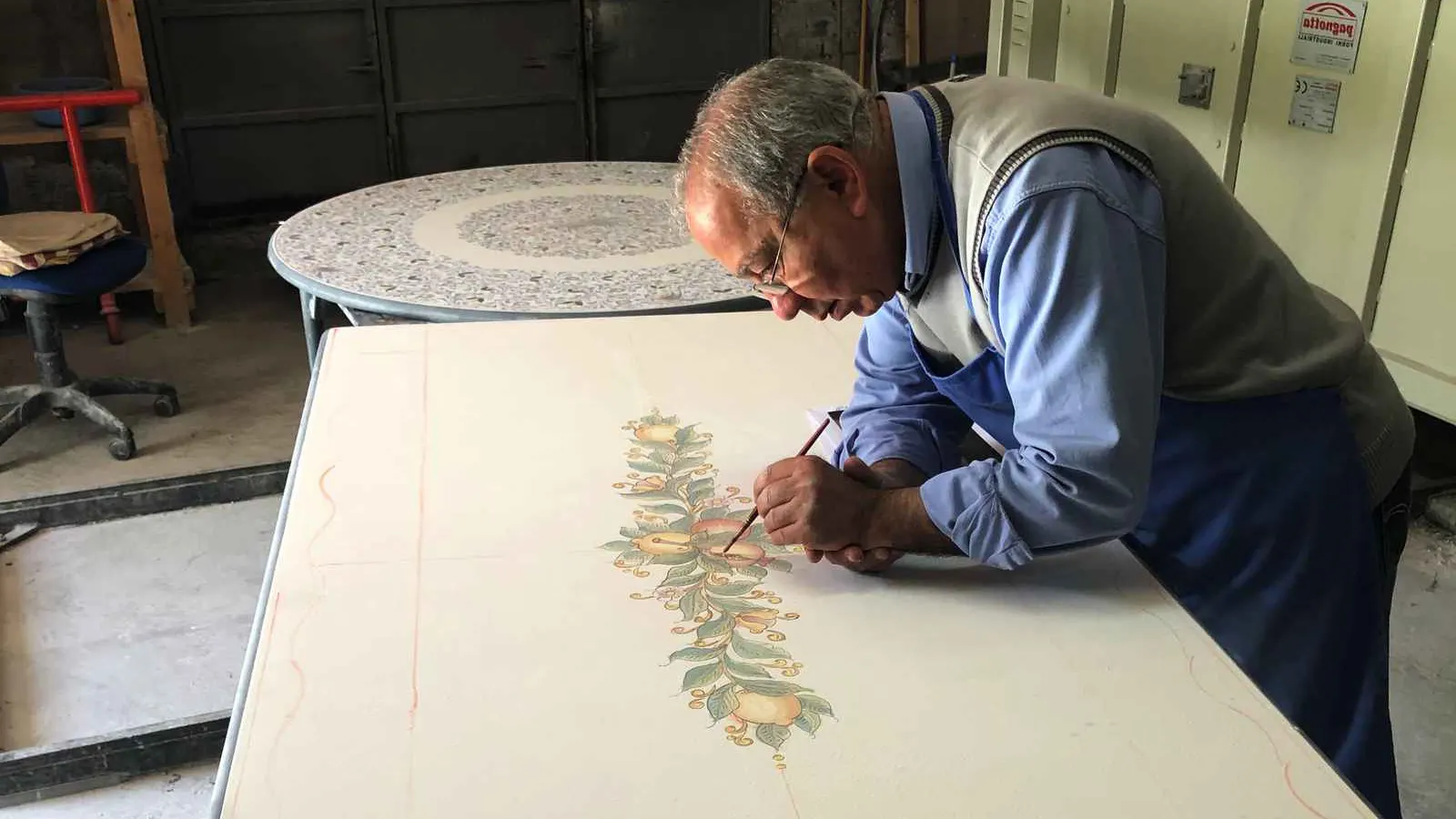 Azienda — hero, maestro ceramista al lavoro