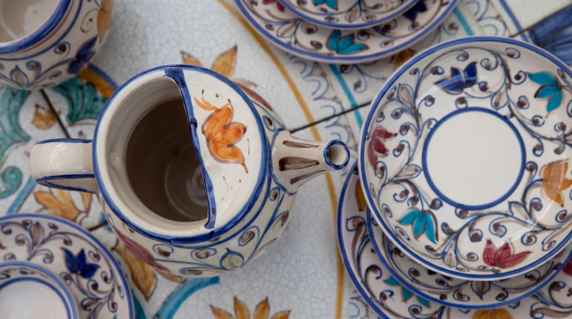 Servizio da tè in maiolica siciliana dipinta a mano, vista dall'alto
